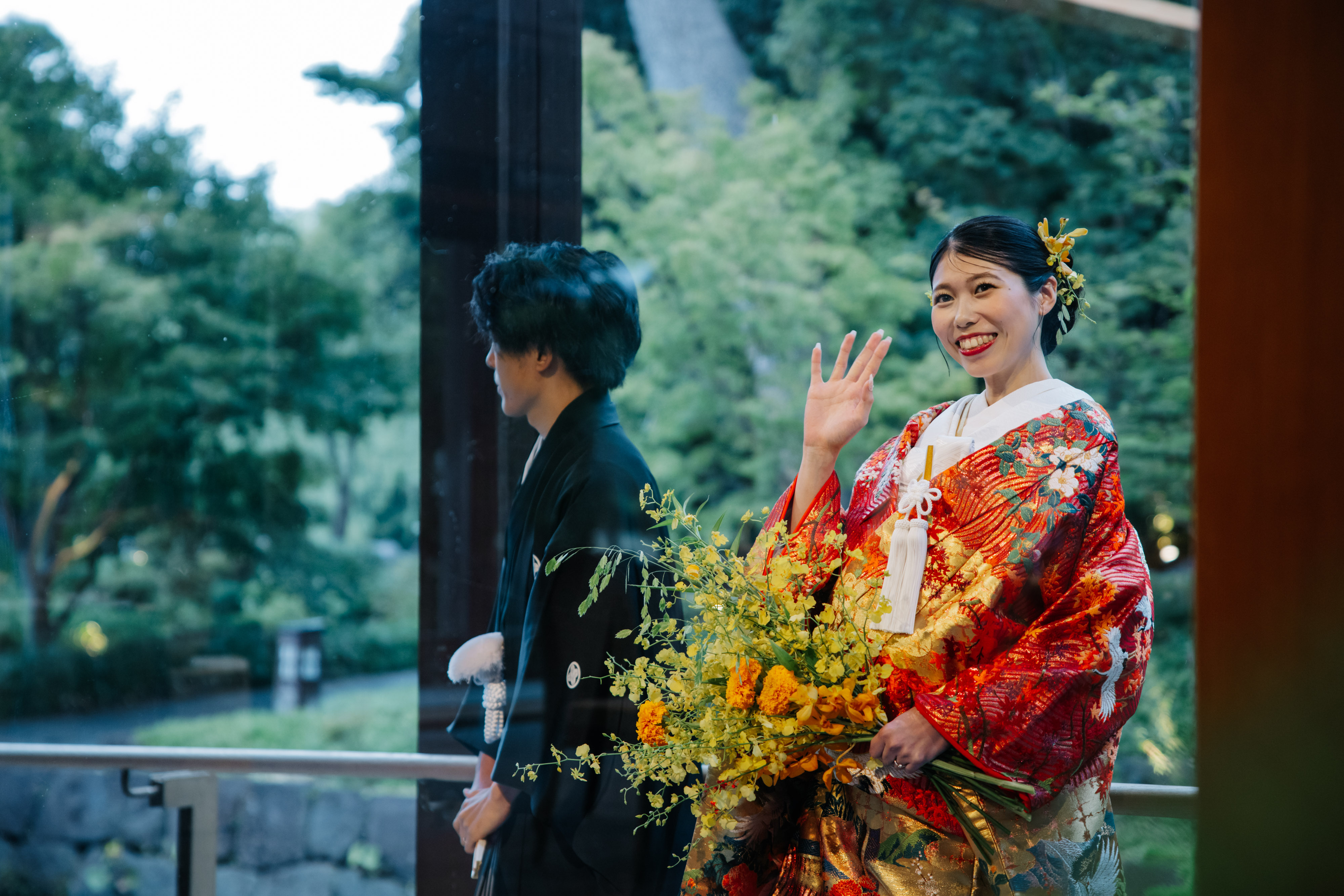 色打掛姿で笑顔で手を振る久住舞